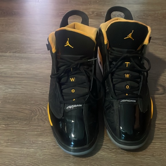 I have a great looking pair of dub zero Jordans size 12 black and yellow - Picture 2 of 5